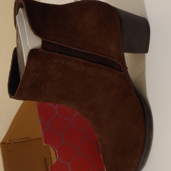 Skechers chocolate brown bootie size 8 med never worn, new in box pkg - Picture 2 of 6